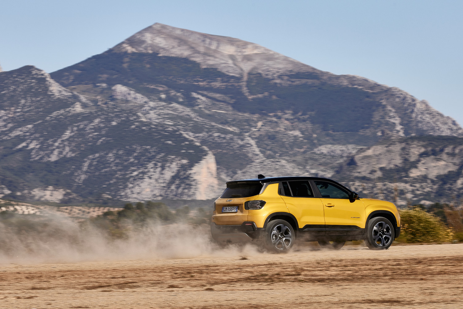 Apesar de possuir apenas tracção dianteira... e ser elétrico, o Avenger conta com boas aptidões offroad 