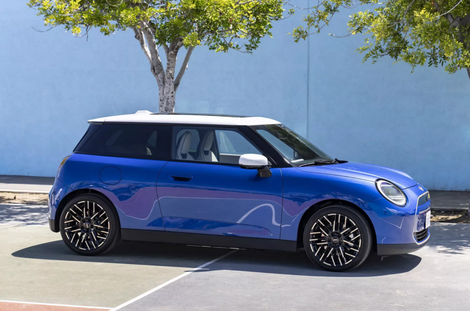 A futura geração Mini Cooper S EV promete uma estética exterior mais moderna, tecnológica, e até irreverente