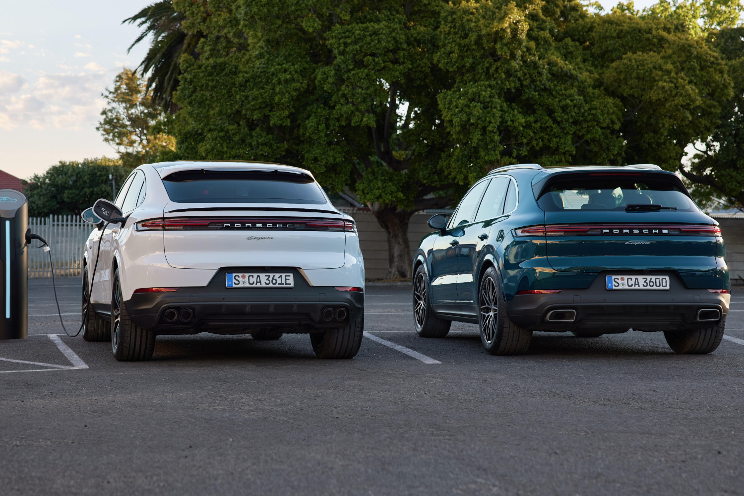 Além de garantir um reforço do equipamento de série, o restyling do Porsche Cayenne traz, igualmente, uma nova cor exterior, de nome... Algarve