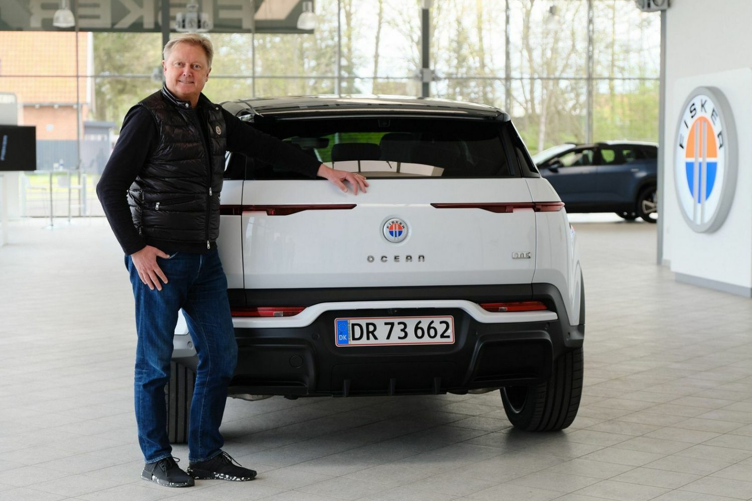 Henrik Fisker, fundador da Fisker Inc., ao lado do SUV elétrico Ocean