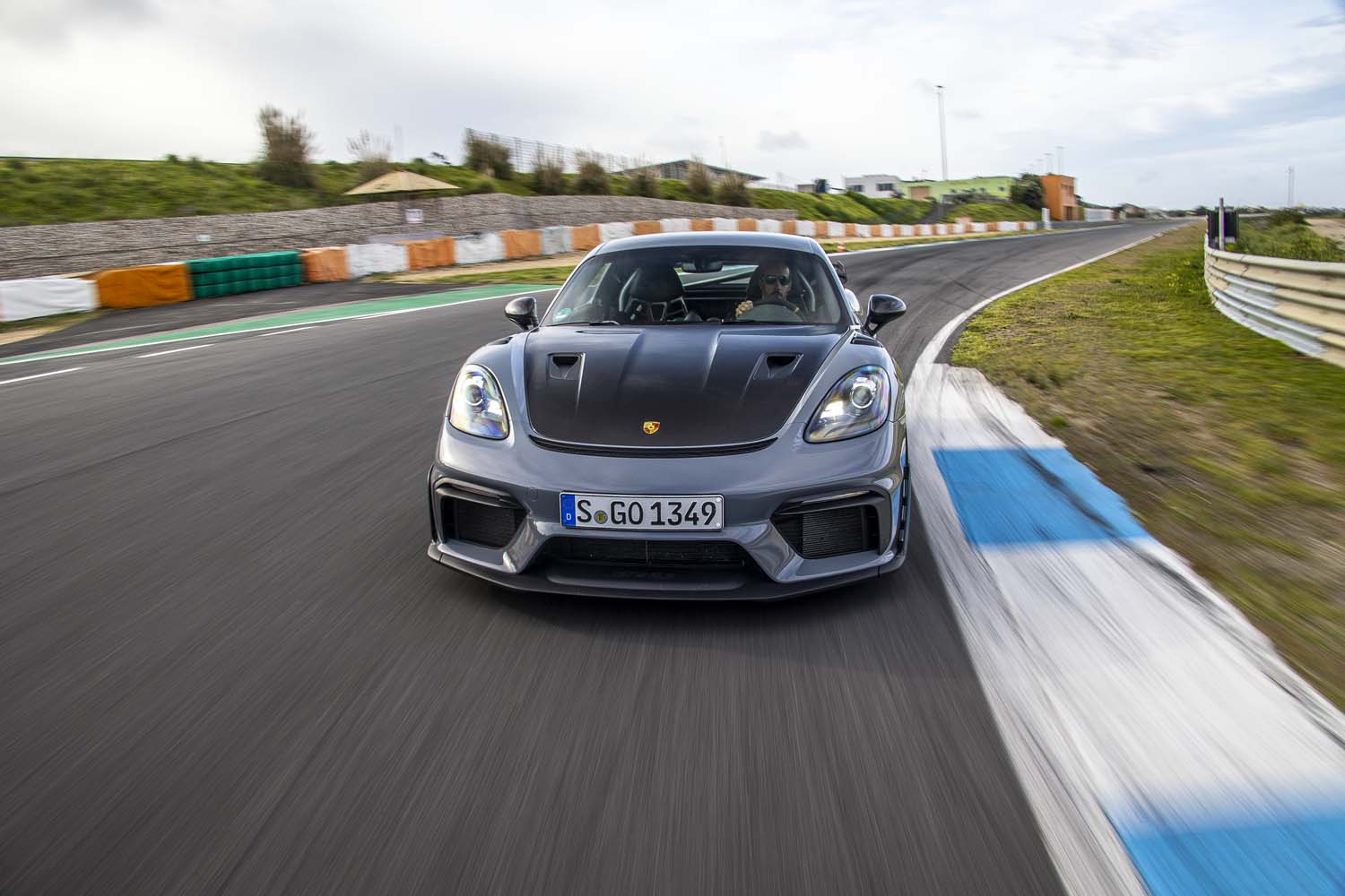 Frente do Porsche 718 Cayman RS4 com entradas NACA no capot