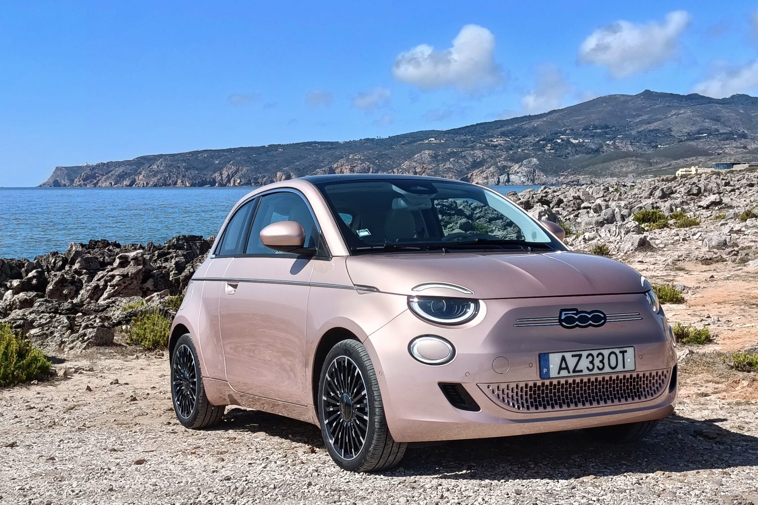 Lançado no mercado como um modelo exclusivamente elétrico, o Fiat 500e pode, afinal, vir a contar com uma motorização a gasolina Mild Hybrid