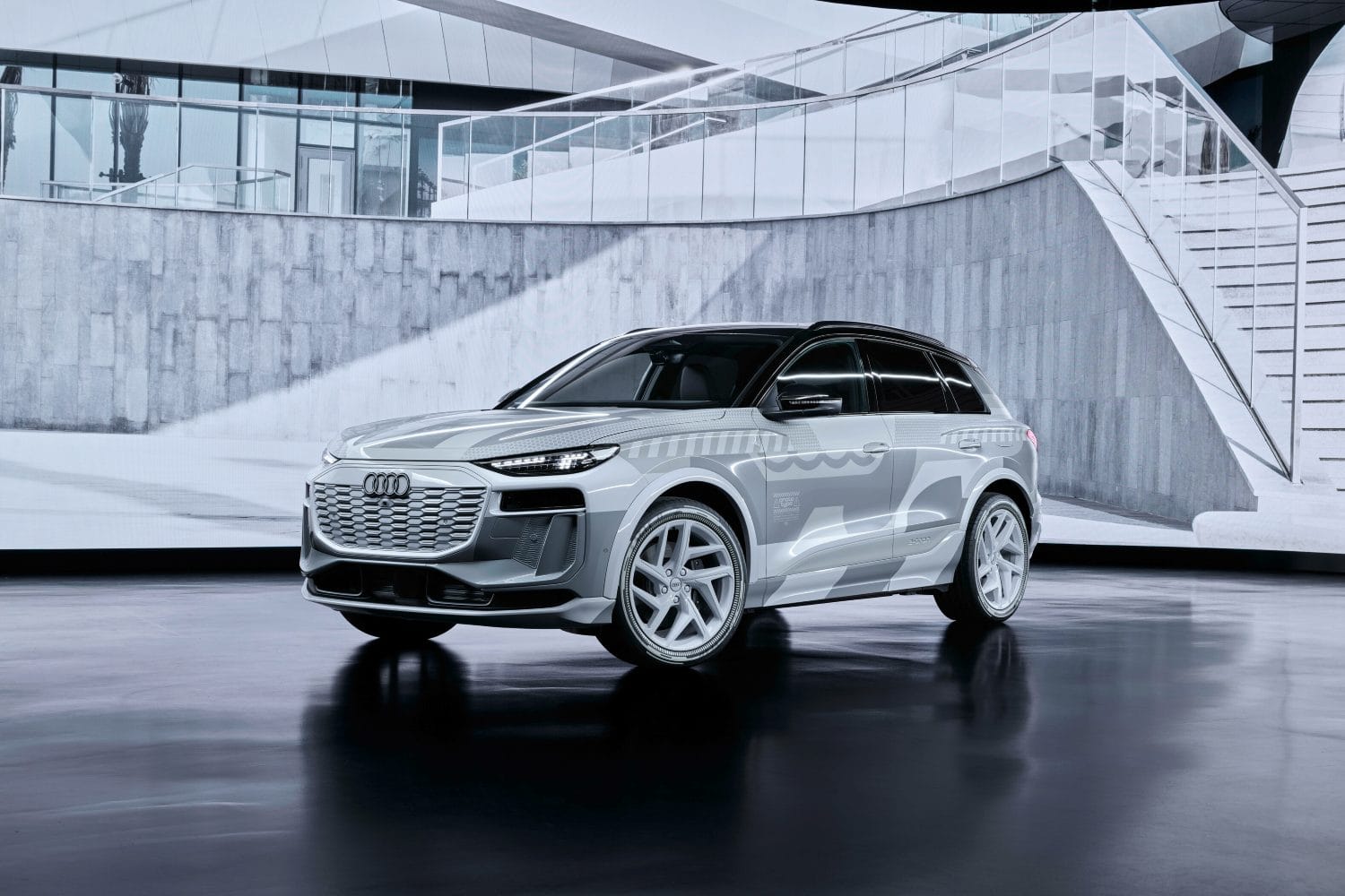 Para já ainda de camuflado, o Audi Q6 e-tron é o primeiro modelo de Ingolstadt baseado na nova plataforma PPE e com a nova arquitectura electrónica E³