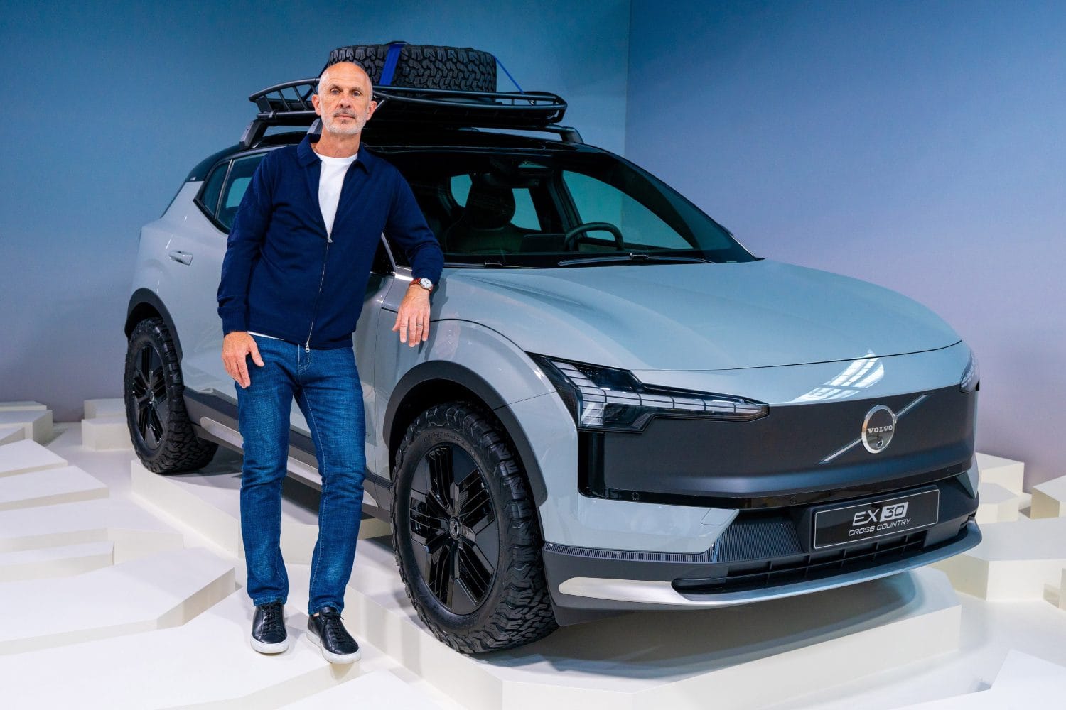 Jim Rowan, CEO da Volvo cars, junto ao EX30 Cross Country