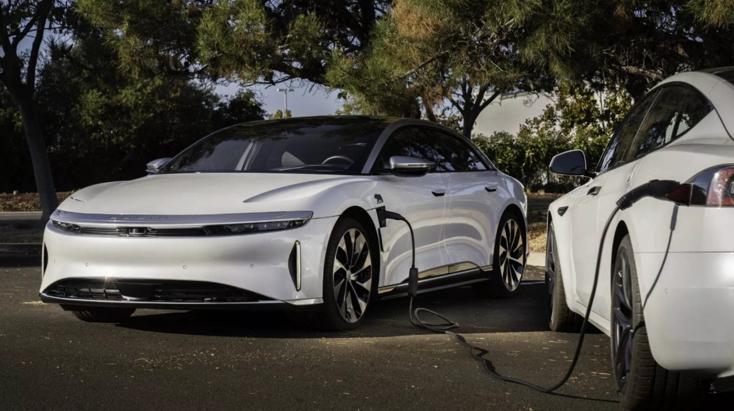 Um Lucid Air a dar energia a um Tesla?! Parece que sim, caro leitor, parece que sim...