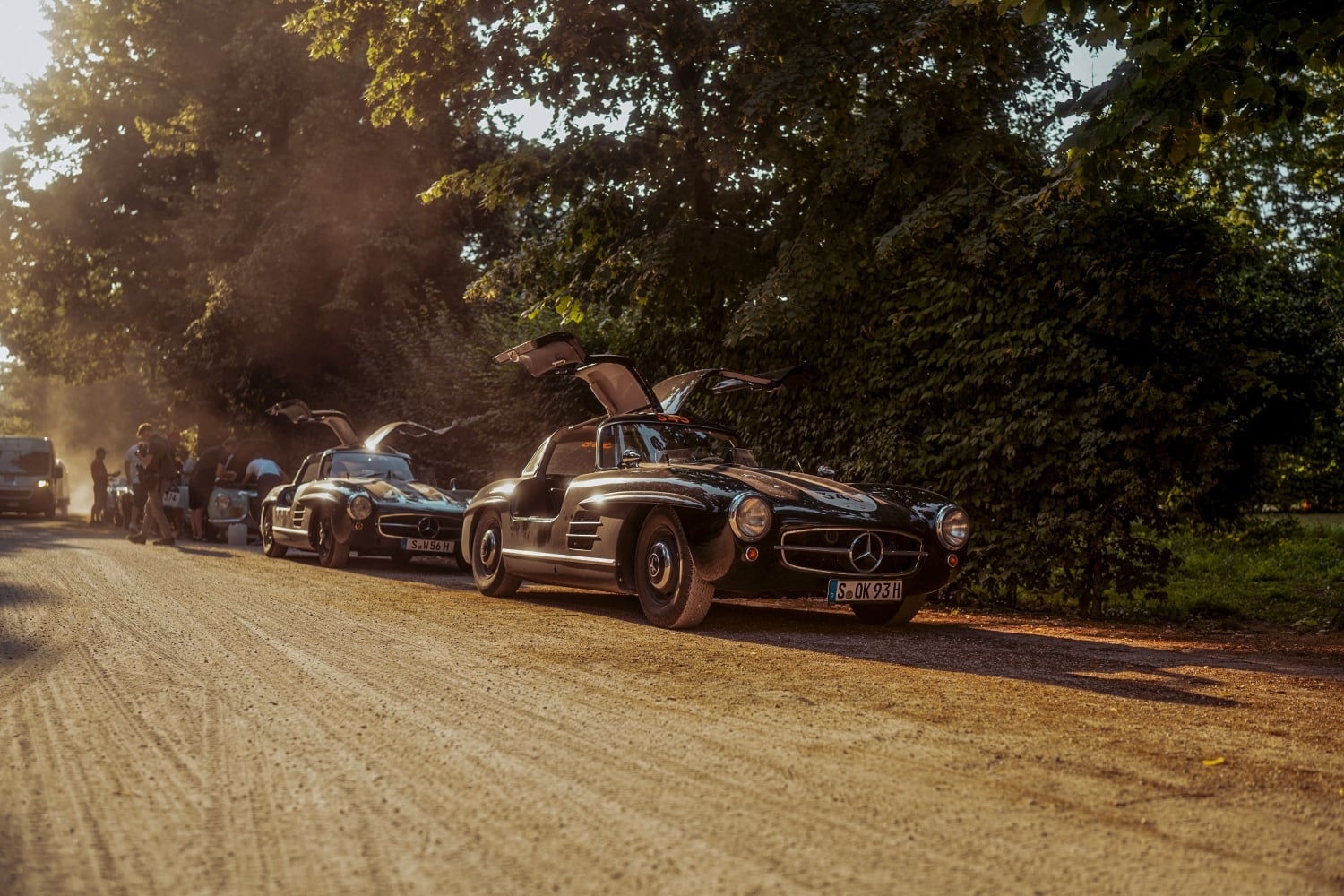 Dois dos Mercedes-Benz 300 SL W 198 que a marca da estrela inscreveu na edição de 2022 das Mille Miglia e que poderão agora ser conduzidos por endinheirados fãs da Mercedes... e dos clássicos