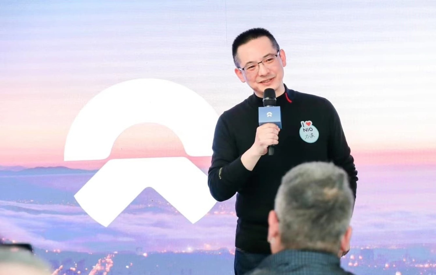 Co-fundador da NIO, o agora Presidente LihongQi apostas nas parcerias com outras empresas chinesas para combater as quedas nos lucros devido à guerra de preços com a Tesla