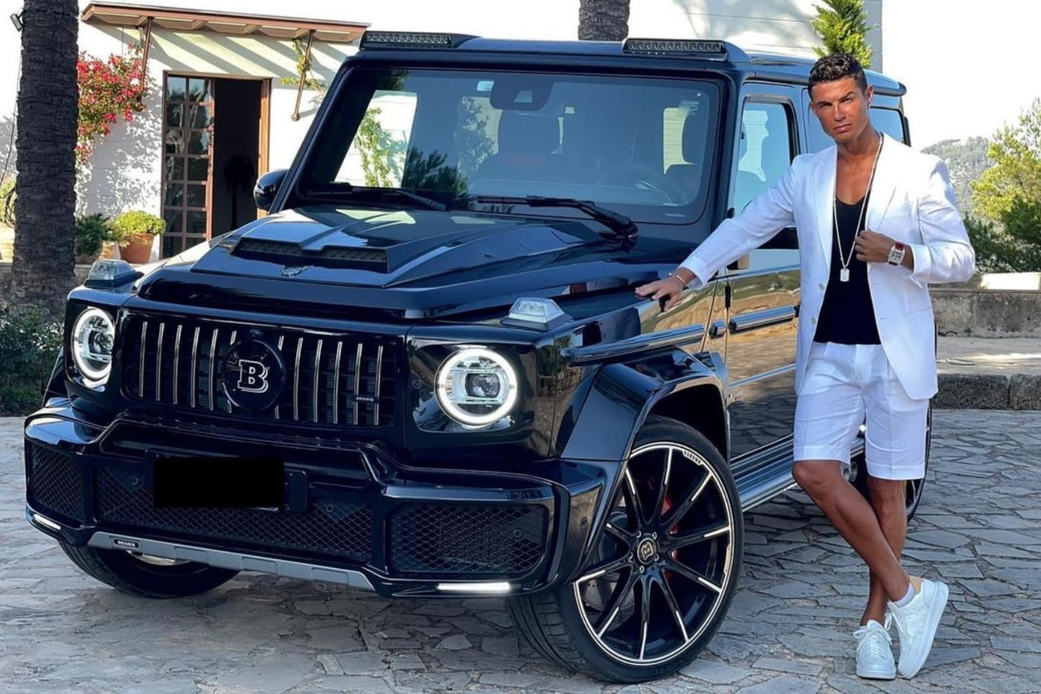 Ronaldo junto ao Classe G Brabus presente de aniversário da namorada. Foto: Instagram Cristiano Ronaldo