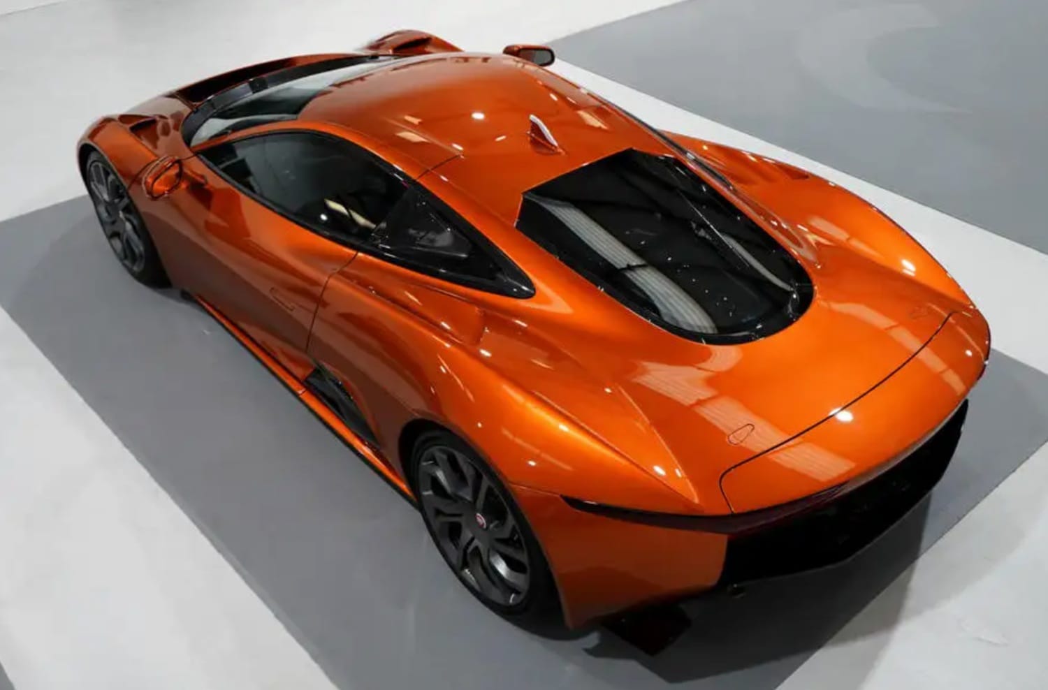 O primeiro Jaguar C-X75 apto a circular nas estradas do dia-a-dia