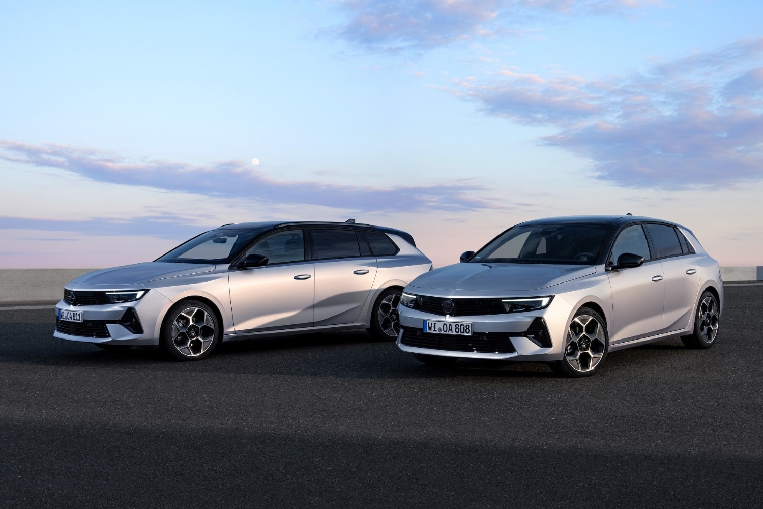 A Opel Astra Sports Tourer Hybrid lado-a-lado com a variante hatchback