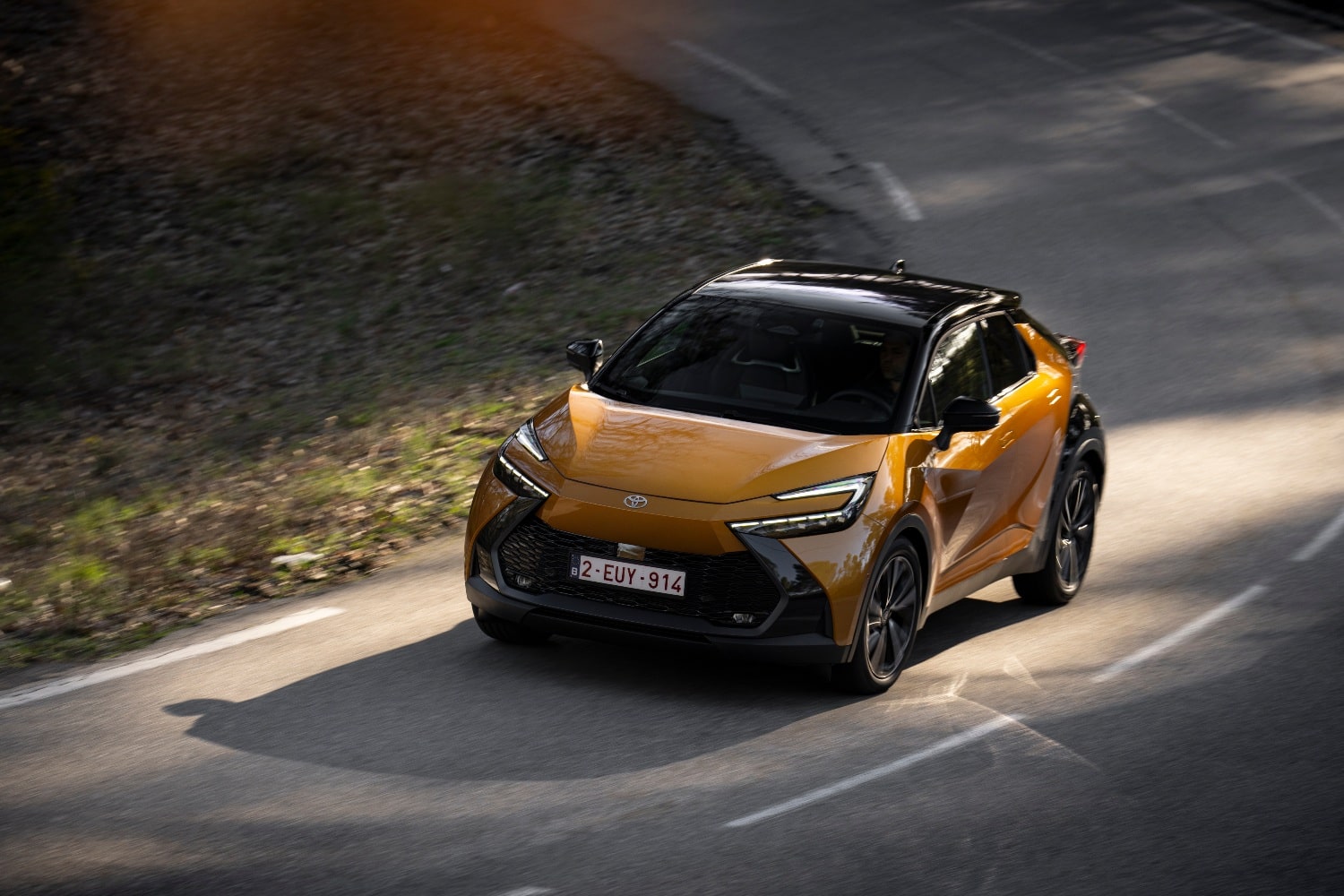 O Toyota C-HR PHEV exibe um bom comportamento dinâmico, fruto, também, da colocação da bateria sob o piso e entre os eixos