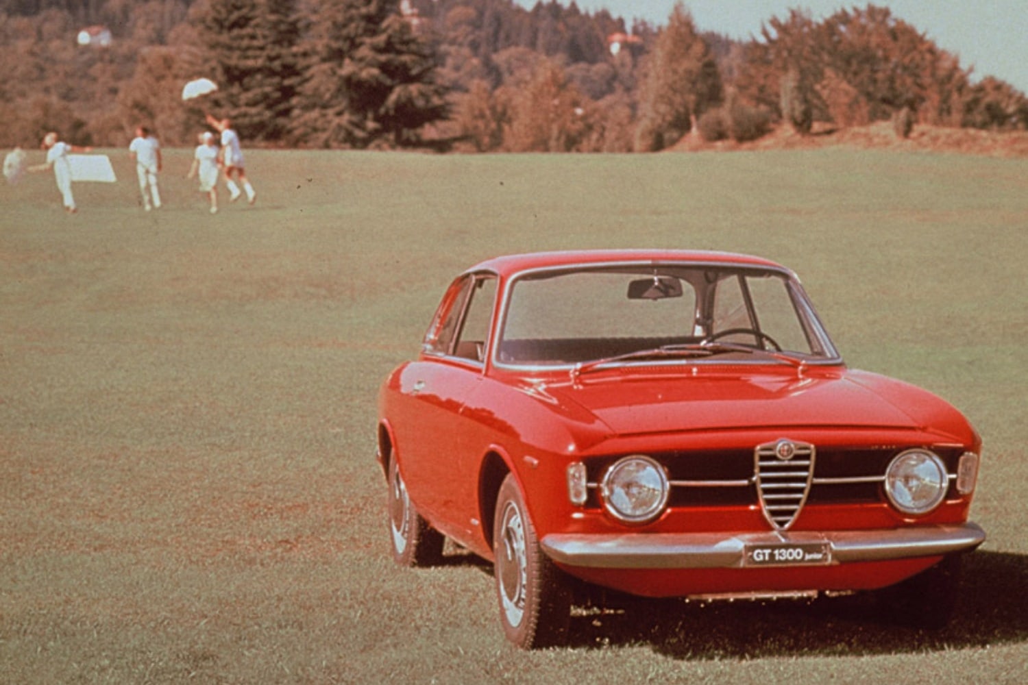 O Alfa Romeo Giulia Coupé 1300 GT Junior foi produzido entre 1966 e 1968