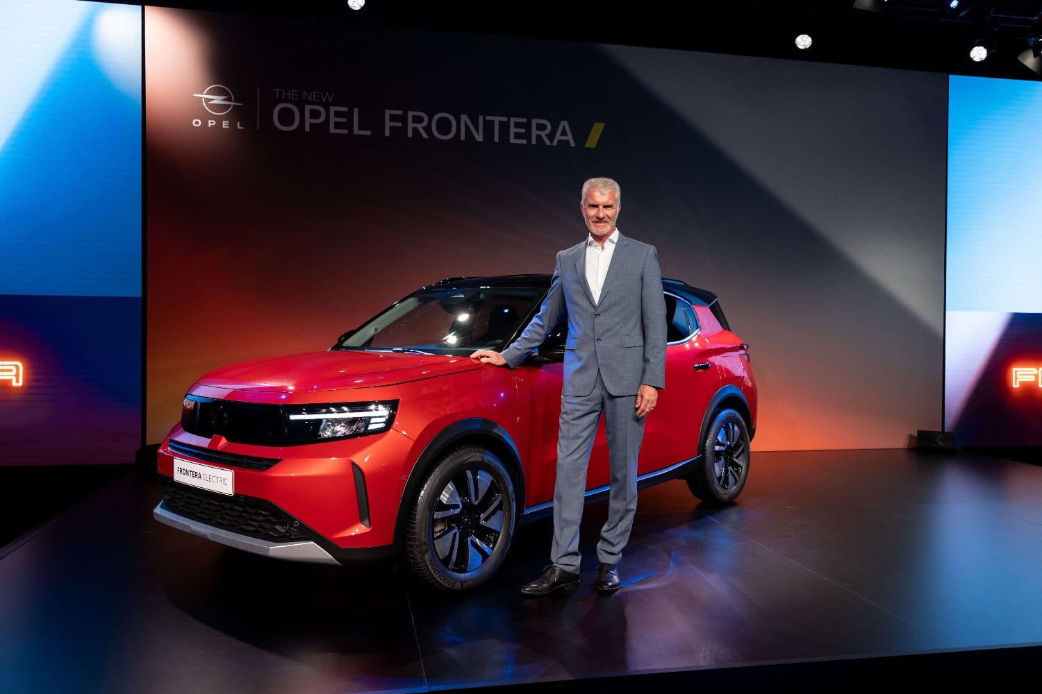 O novo Frontera junto do Vice-Presidente para o Design da Opel, Mark Adams