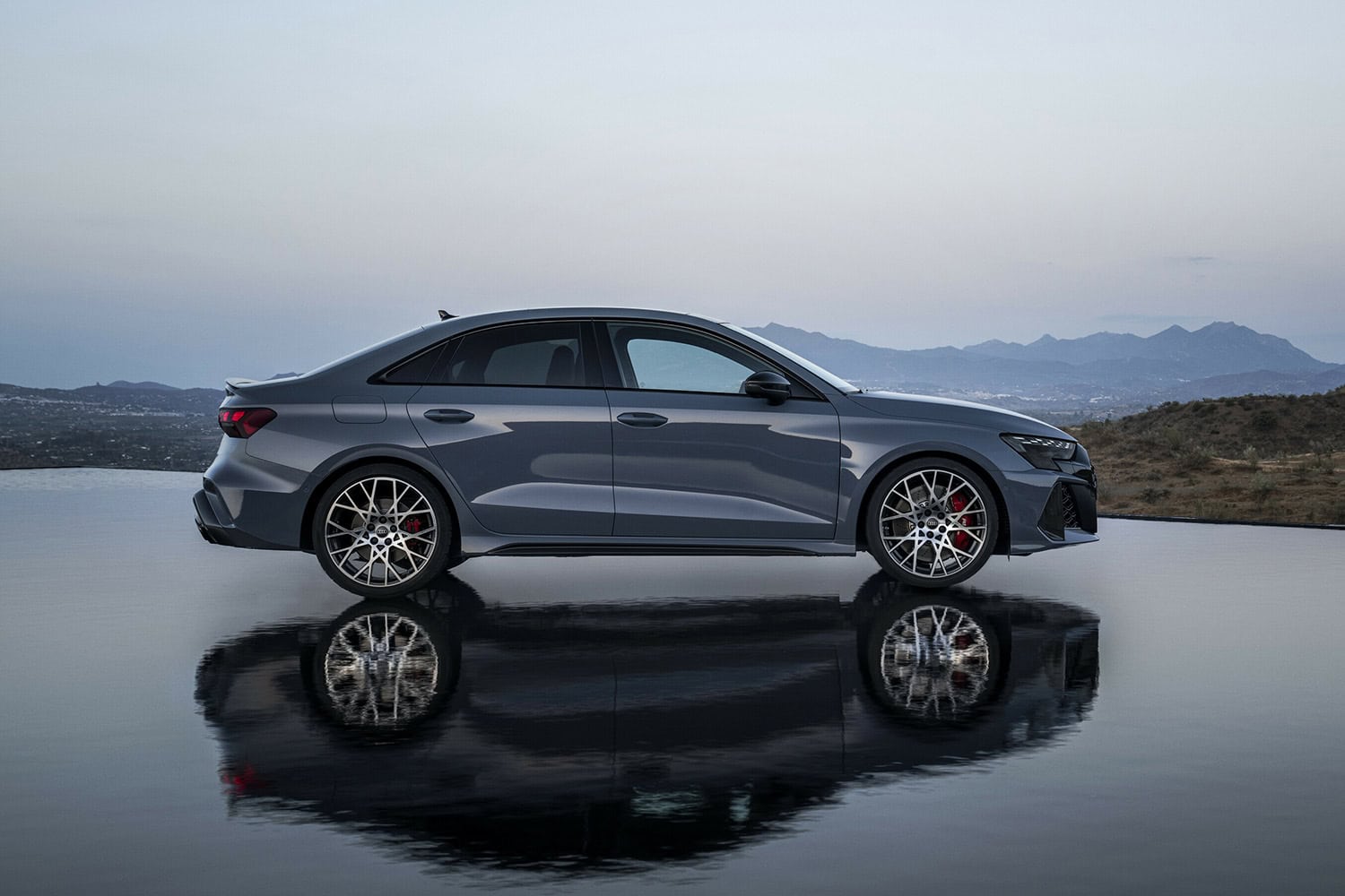 Audi RS3 Sedan na cor Kemora Grey